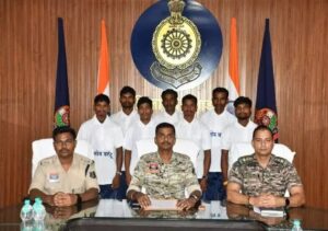 नक्सली संगठन को फिर झटका, दो इनामी माओवादियों समेत 7 ने किया सरेंडर…