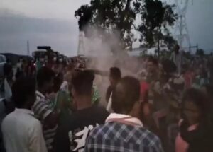 नाराज ग्रामीणों ने NTPC के DGM पर फेंका राख, सुरक्षाकर्मियों ने मुश्किल से बचाया