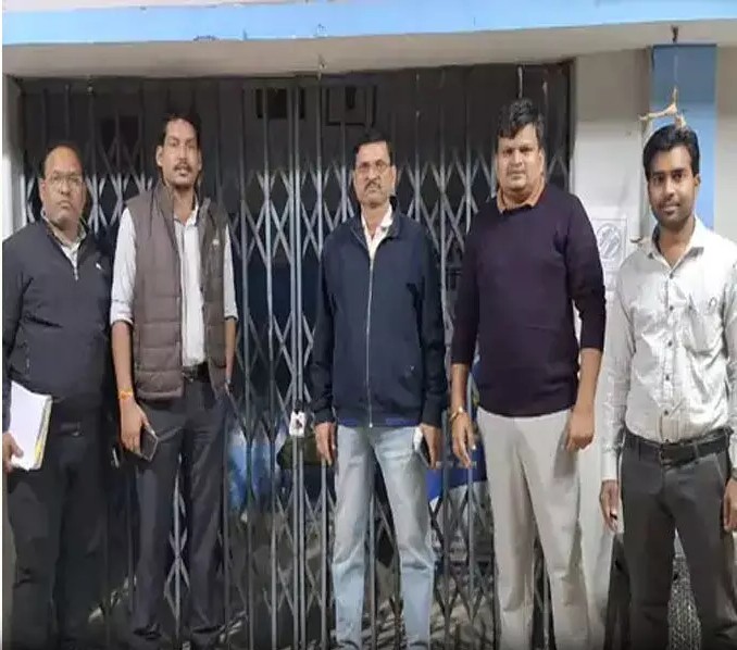 12वीं पास युवक कर रहा था मरीजों का ऑपरेशन…हॉस्पिटल में छापेमारी के बाद हुआ खुलासा, प्रशासन ने किया सील