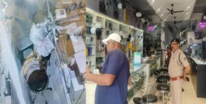 13 लाख की मोबाइल चोरी, 16 आईफोन और 30 हजार रुपये लेकर चोर फरार, CCTV में कैद हुई घटना