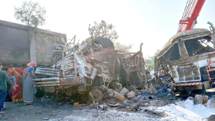 एनएच 53 में बड़ा हादसा: टक्कर के बाद तीन ट्रकों में लगी आग, जिंदा जल गया ड्राइवर