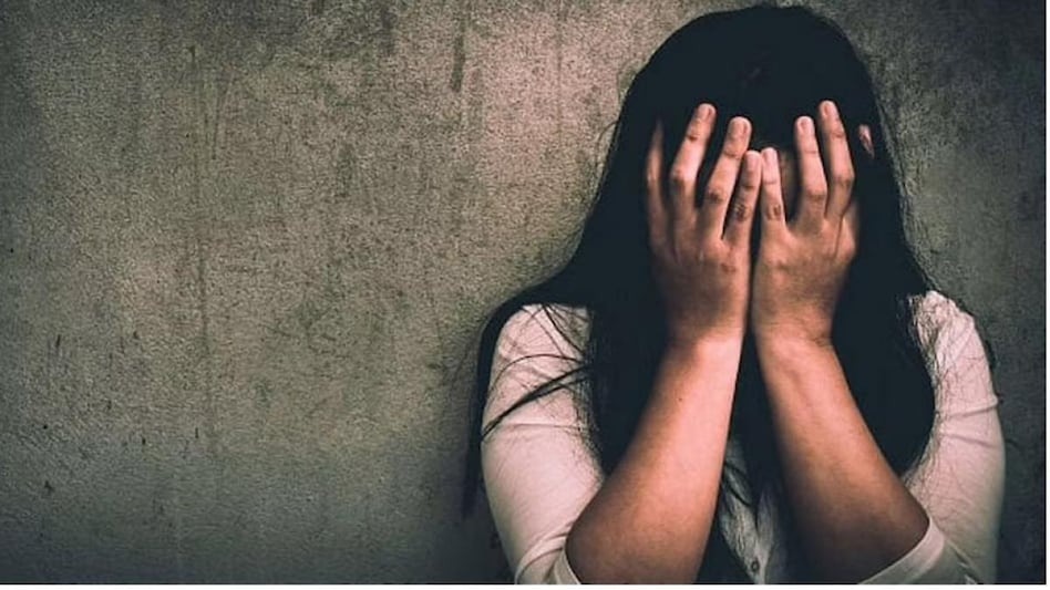 पुलिस वैन में कैदियों ने कर दिया महिला का बलात्कार, कहां व्यस्त थे जवान…