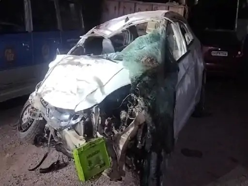 दुर्ग में सड़क हादसा: डिवाइडर से टकराई कार, 2 की मौत, 2 लोग गंभीर रूप से घायल