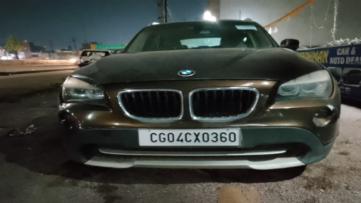 भिलाई में BMW कार में युवक की लाश मिलने से फैली सनसनी, शिनाख्त में जुटी पुलिस