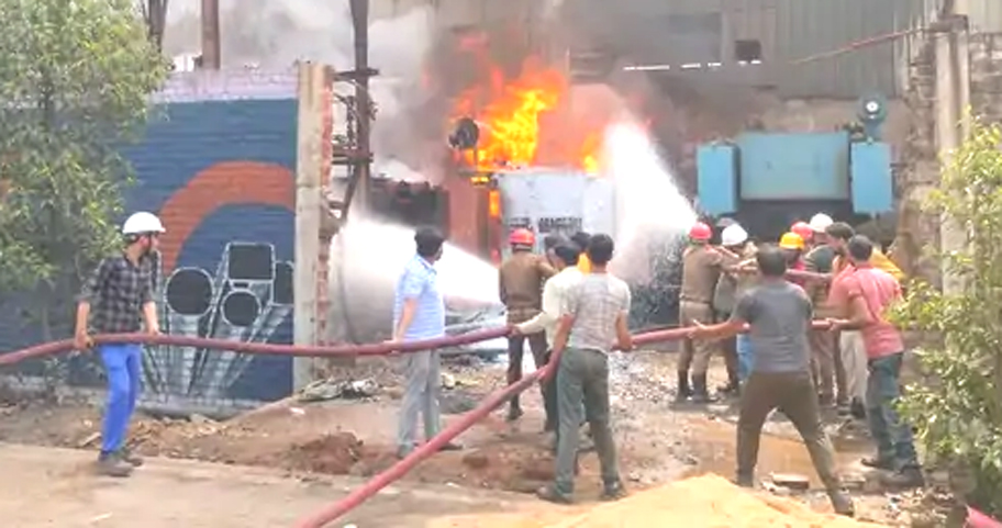 उरला के इस्पात फैक्ट्री में भड़की आग:सात ट्रांसफार्मर जलकर खाक