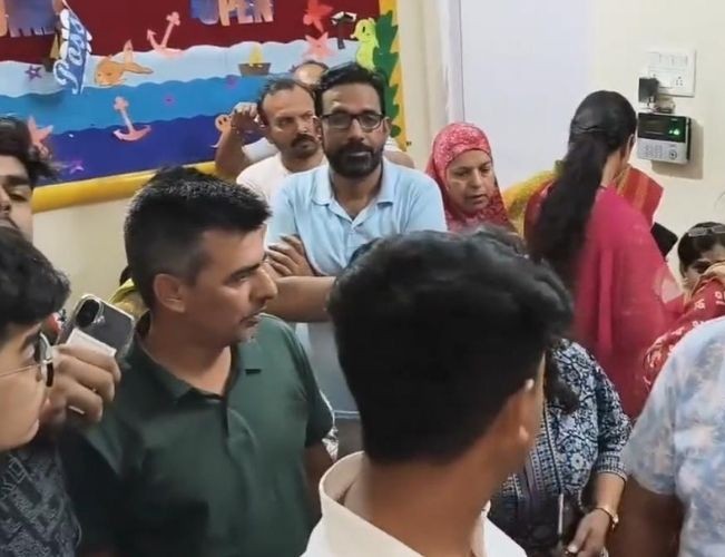 बिलासपुर के ब्रिलियंट पब्लिक स्कूल में हंगामा, देर रात तक परिजन कलेक्टर बंगले के बाहर रहे – जानिए पूरा मामला