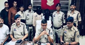 सलवार-सूट पहनकर की ज्वेलरी शॉप की रेकी, फिर मिर्च पाउडर और हथियार के दम पर लूट की वारदात