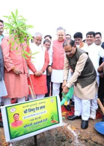 विधानसभा परिसर में ‘एक पेड़ मां के नाम 3.0’ अभियान के तहत हुआ वृहद पौधरोपण : मुख्यमंत्री  साय ने लगाया रुद्राक्ष का पौधा