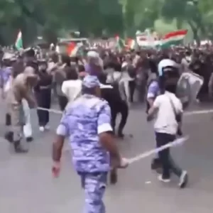 दिल्ली में जंतर-मंतर पर प्रदर्शनकारियों पर लाठियां बरसीं, संसद मार्च से पहले कई लोगों को आई चोटें