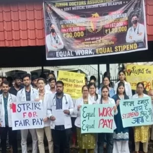 स्टाइपेंड बढ़ाने की मांग को लेकर सिम्स में इंटर्न डॉक्टरों की हड़ताल, 30 हजार रुपये मानदेय की उठी मांग