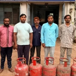 भिलाई में खड़ी मालवाहक गाड़ी से 36 गैस सिलेंडर चोरी, 3 दिन में पुलिस ने 8 आरोपियों को दबोचा