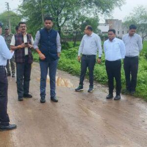 कलेक्टर ने ग्राम आलीखूटा में आंगनबाड़ी केंद्र एवं विकास कार्यों का किया निरीक्षण