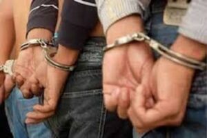 ठगों ने पुलिस का भेष पहनकर बुजुर्ग से छीनी चेन, पुलिस ने कुछ घंटों में किया गिरफ्तार…