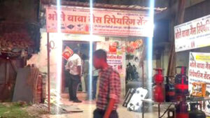 अवैध गैस रिफिलिंग कारोबार पर पुलिस की रेड, दुर्ग में 80 कार्ड और 30 से ज्यादा सिलेंडर जब्त