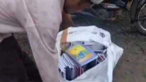 स्कूल की पाठ्य पुस्तकें कबाड़ी को बेचते पकड़ी गई संकुल समन्वयक, डीईओ ने किया निलंबित