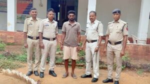 जान से मारने की धमकी देकर विवाहिता से रेप, पति के दर्द की दवा देने के बहाने ले गया था बदमाश