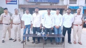 सुपेला यातायात टॉवर के पास पी रहे थे हुक्का, गश्ती टीम ने रेड कर पांच को पकड़ा