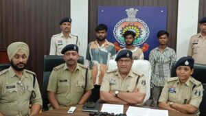 मोबाइल देने से मना किया तो बोतल तोड़कर किया जानलेवा हमला, पुलिस के हत्थे चढ़े बदमाश