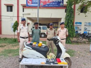 मोबाइल शॉप का ताला तोड़ लाखों रुपए की चोरी करने वाले चोर और खरीदार गिरफ्तार