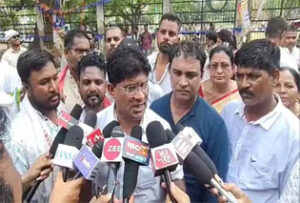 मनरेगा में कटौती को लेकर कांग्रेस का कलेक्ट्रेट के बाहर हंगामा, भाजपा सरकार पर वादा खिलाफी का लगाया आरोप