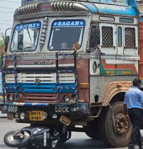 तेलीबांधा चौक मे स्कूटी सवार युवती को ट्रक ने रौंदा, युवती की मौके पर ही मौत, ट्रक ड्राइवर गिरफ्तार