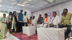अधिकारियों के सामने फूटा ग्रामीणों का गुस्सा, 5 दिन के भीतर शराब दुकान हटाने की मांग