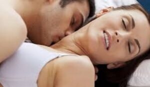 छत पर था भतीजा, पीछे-पीछे पहुंची चाची, ले गई कमरे में, और फिर……