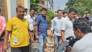 प्रापर्टी डीलर से मारपीट का मामला : हिस्ट्रीशीटर रोहित तोमर के घर पहुंची पुलिस, सोना के साथ लाखों का कैश जब्त,कारतुस और पिस्टल भी बरामद