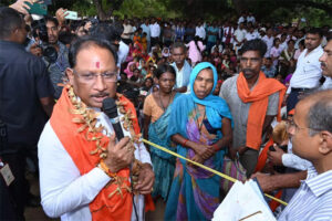 मुख्यमंत्री विष्णुदेव साय का हरगवां गांव में औचक दौरा